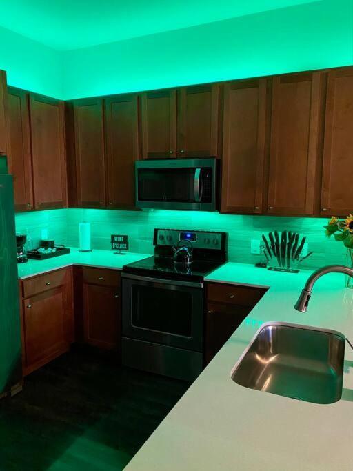 Luxury Apartment With King Bed And Pool And Free Parking 4 Houston Esterno foto